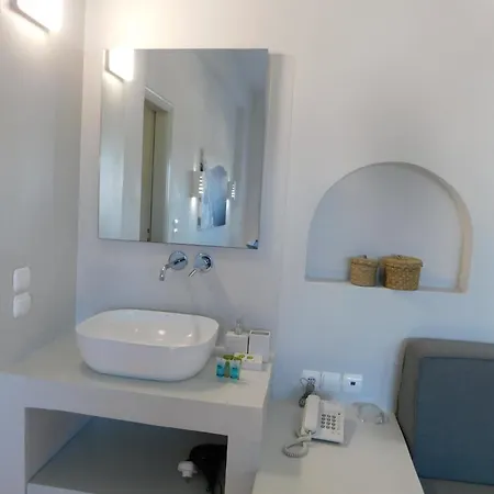 Apartment One & Unique Beachfront Perissa (Santorini)
