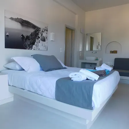 One & Unique Beachfront * Perissa (Santorini)